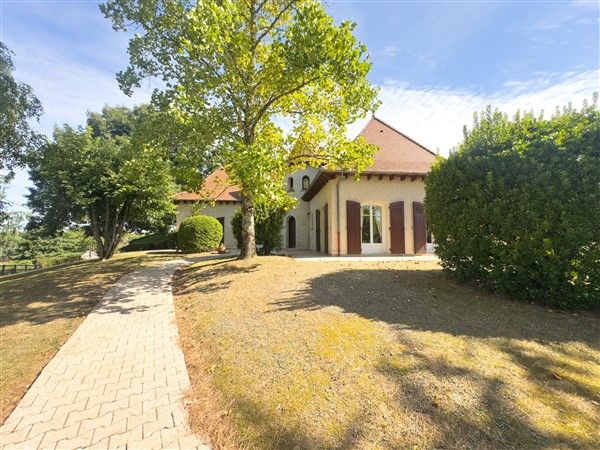 SUPERBE DEMEURE FAMILIALE AVEC VIE DE PLAIN-PIED USSAC : vente Propriete de caractere 5 - vignette 1