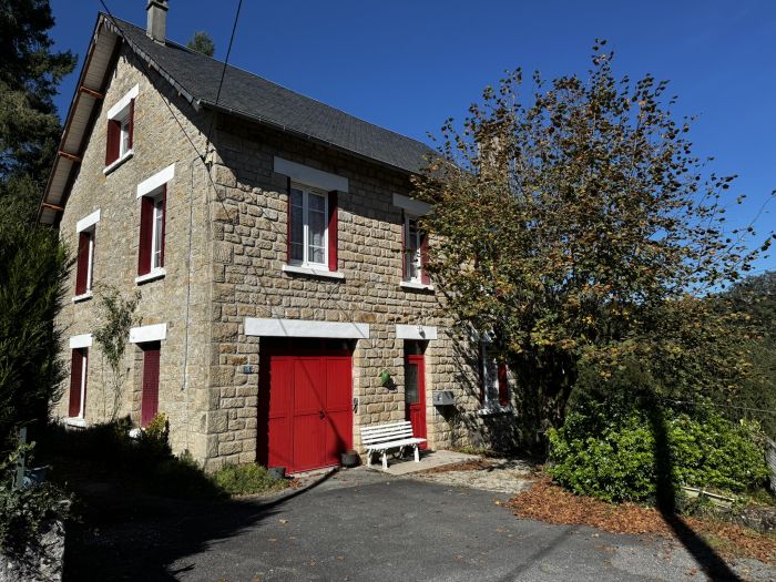 UNE MAISON PLEINE DE CHARME ET DE POSSIBILITÉS AU COEUR DU VILLAGE DE CORRÈZE : vente Maison 9 - vignette 1